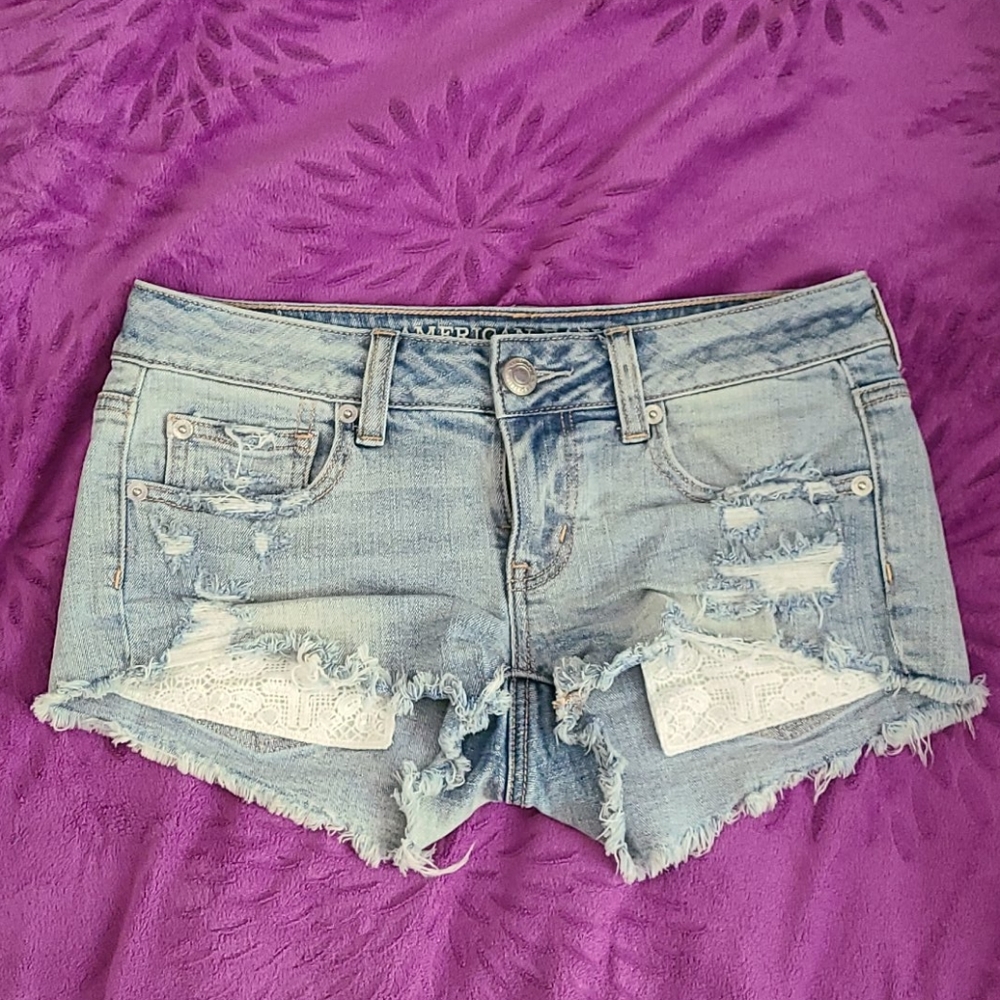 Light washed, distressed details, AE shorts